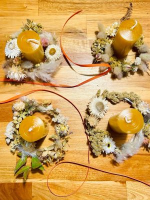Couronne de fleurs séchées à poser (avec trio de bougies)