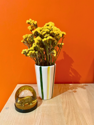 Vase blanc à rayures