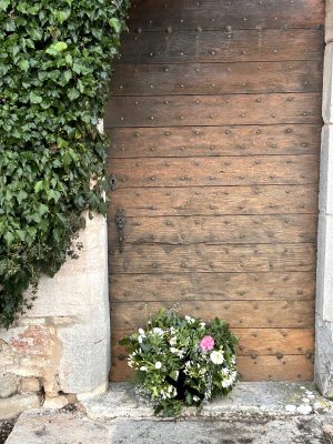 Couronne de fleurs fraîches pour deuil